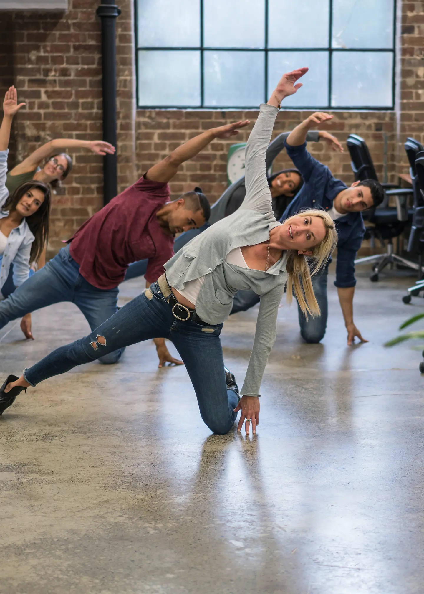 Eine Gruppe macht Sportübungen im Büro