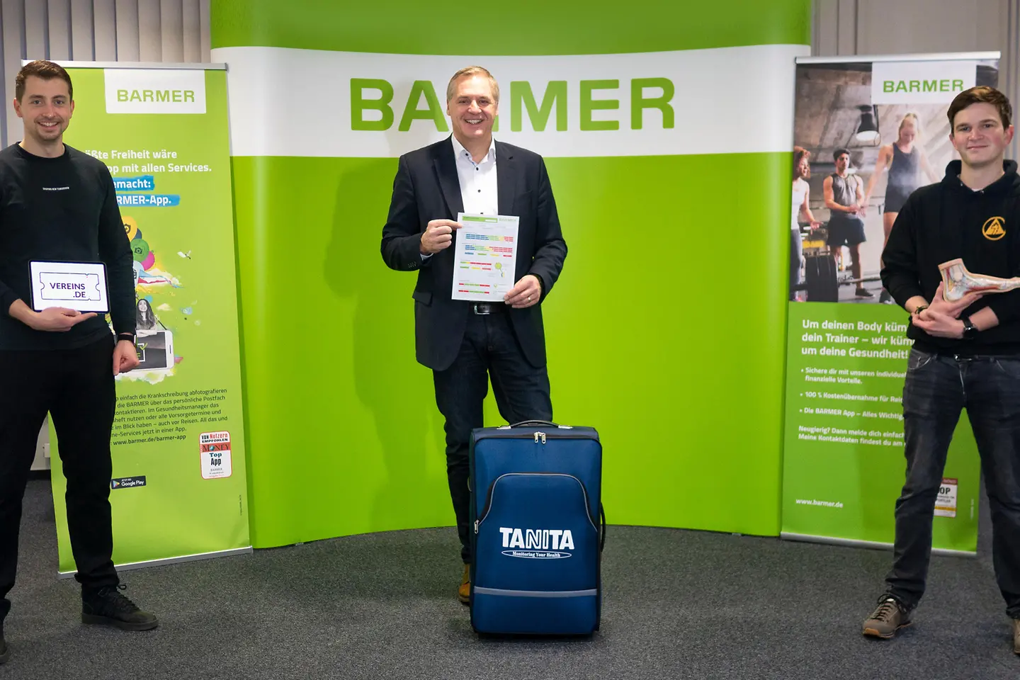 Gregor Demmer, Jörg Kalkstein und Steffen Kolz stehen vor einer Wand.