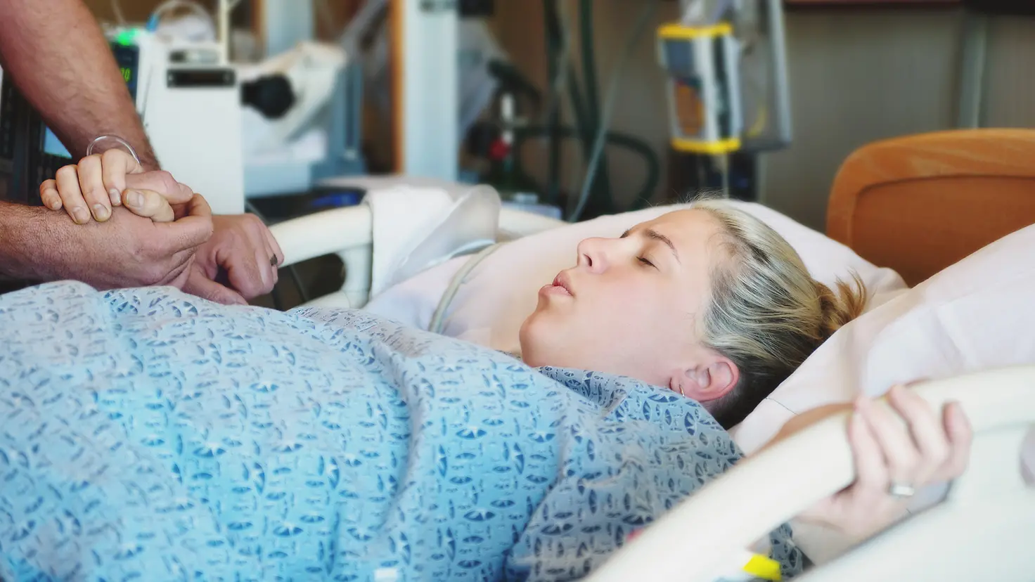 Junge schwangere Frau hat Wehen im Krankenhaus