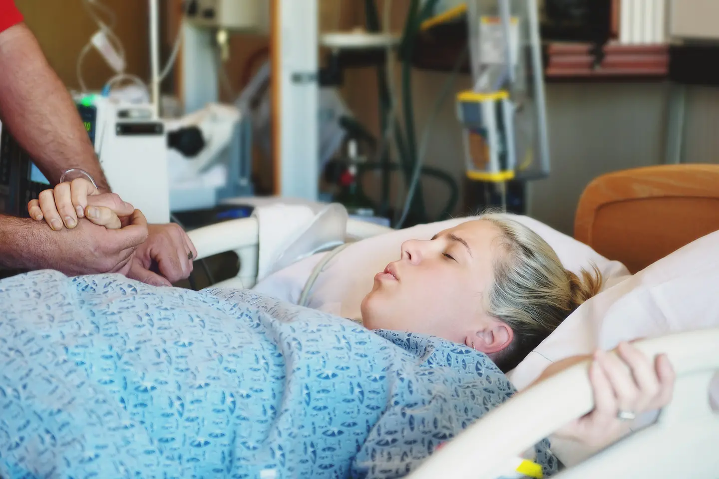 Junge schwangere Frau hat Wehen im Krankenhaus