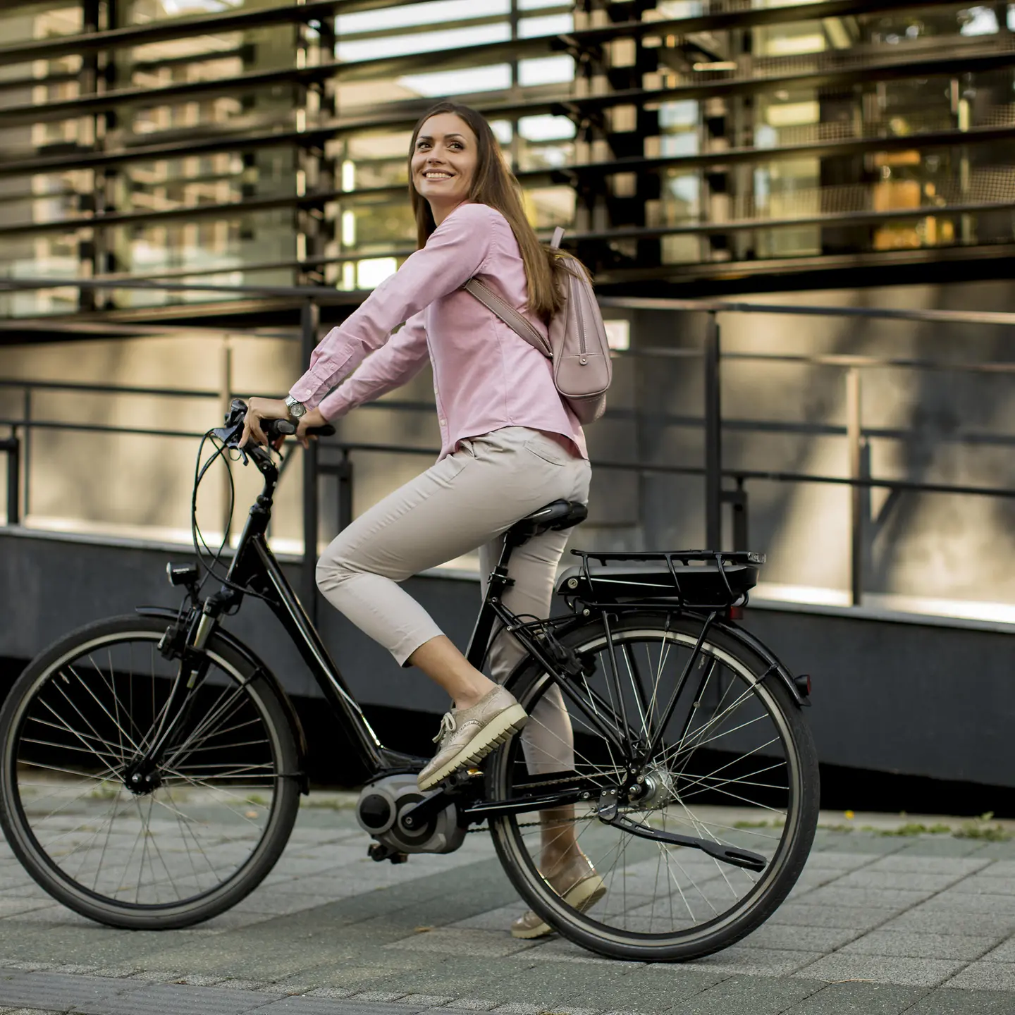 Das Bild zeigt eine Frau auf einem E-Bike.