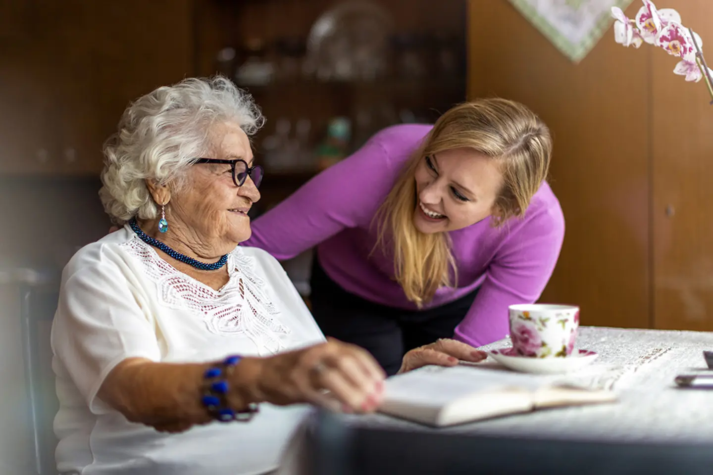 Eine Angehörige kümmert sich um ihre pflegebedürftige Großmutter