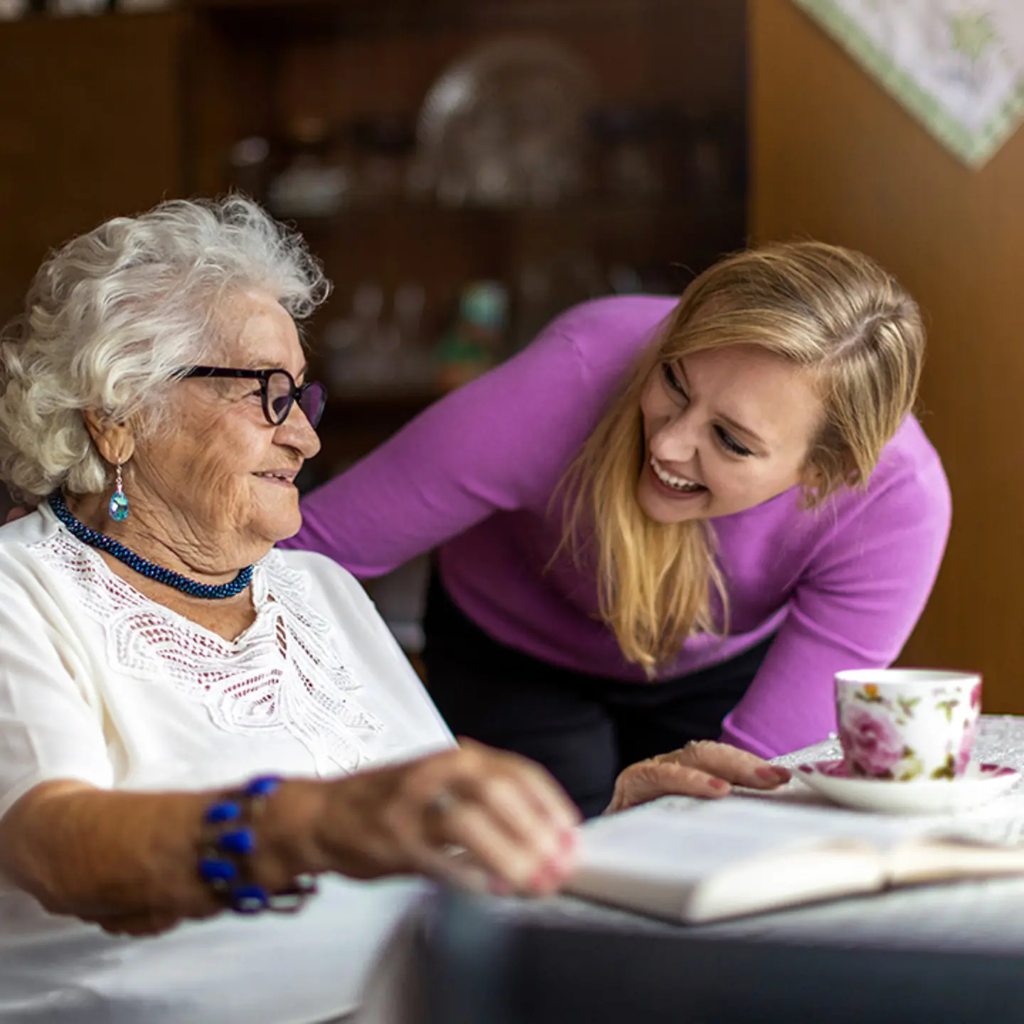 Eine Angehörige kümmert sich um ihre pflegebedürftige Großmutter