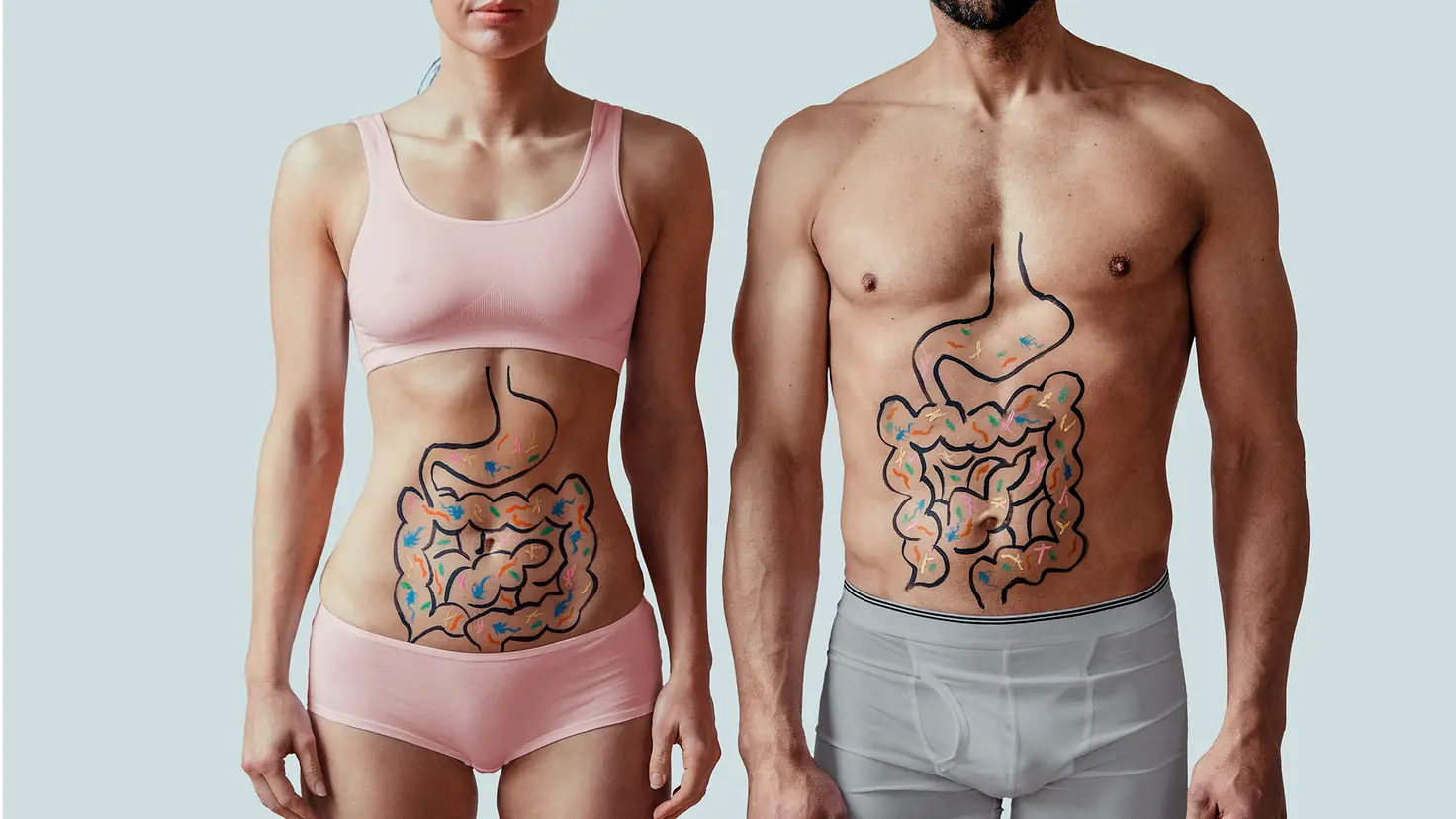 Eine Frau und ein Mann mit Zeichnung eines Darms auf dem Bauch