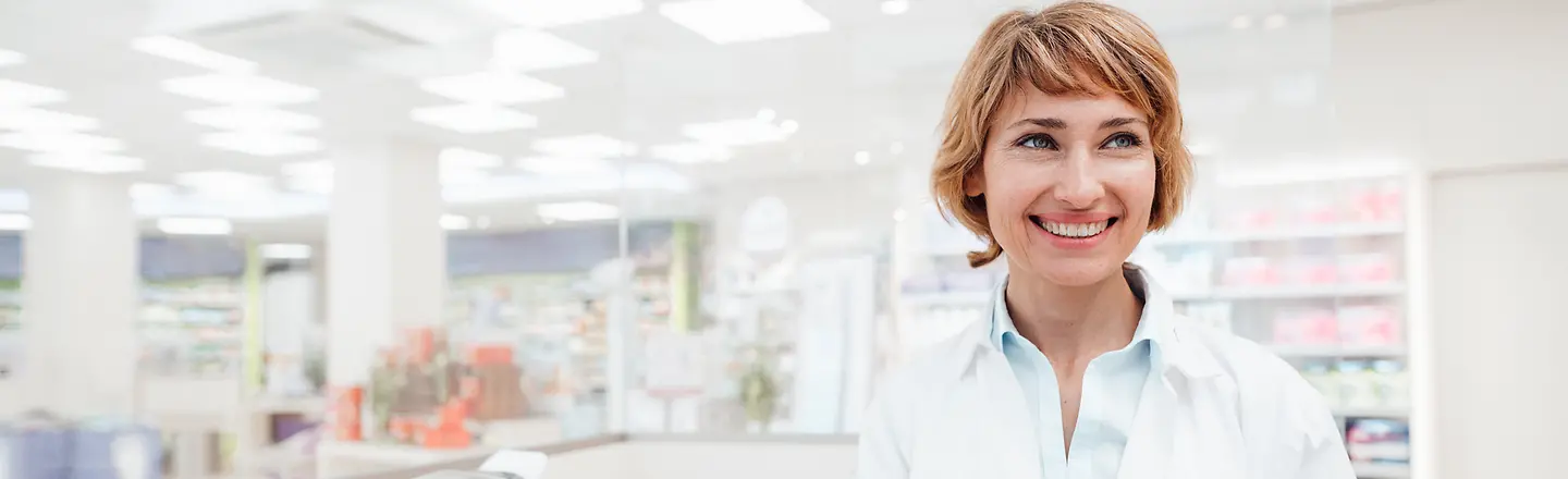 Eine Leistungserbringerin in der Apotheke mit Tablet