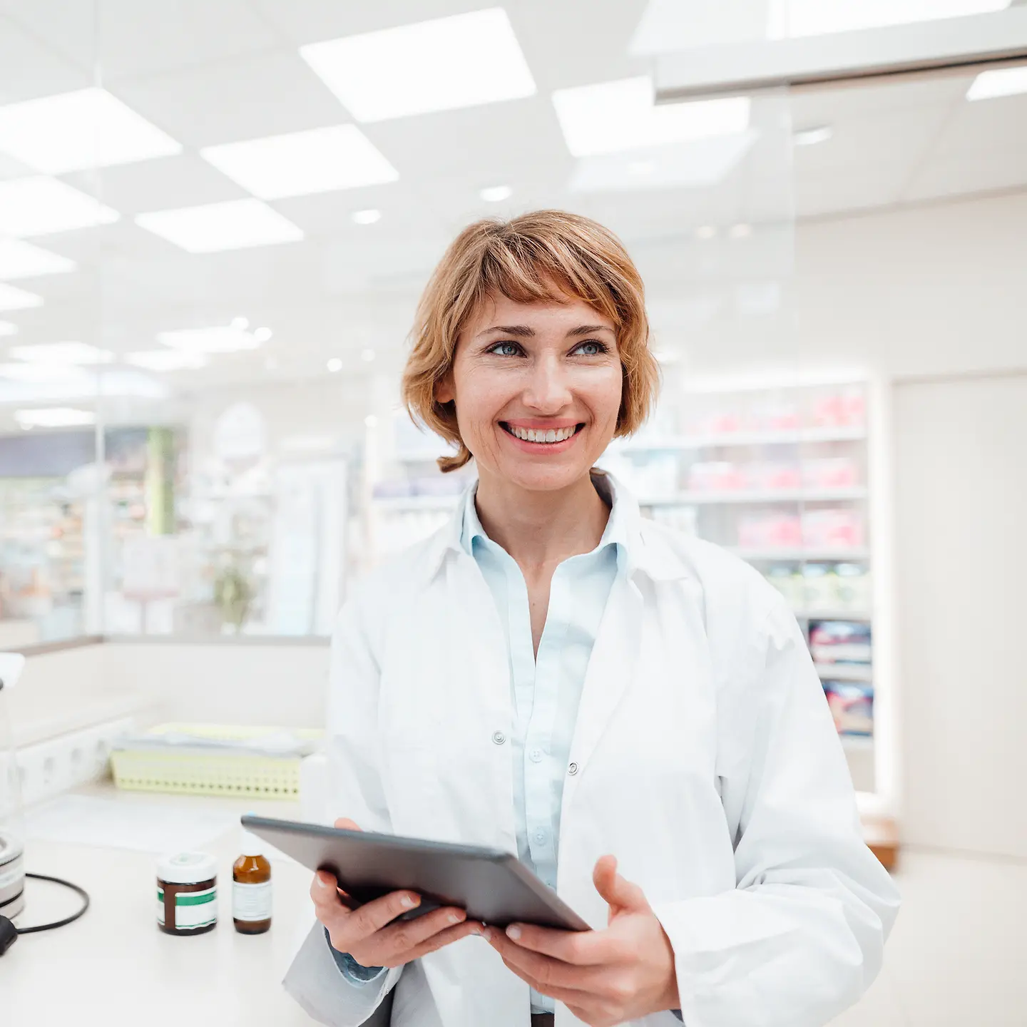 Eine Leistungserbringerin in der Apotheke mit Tablet