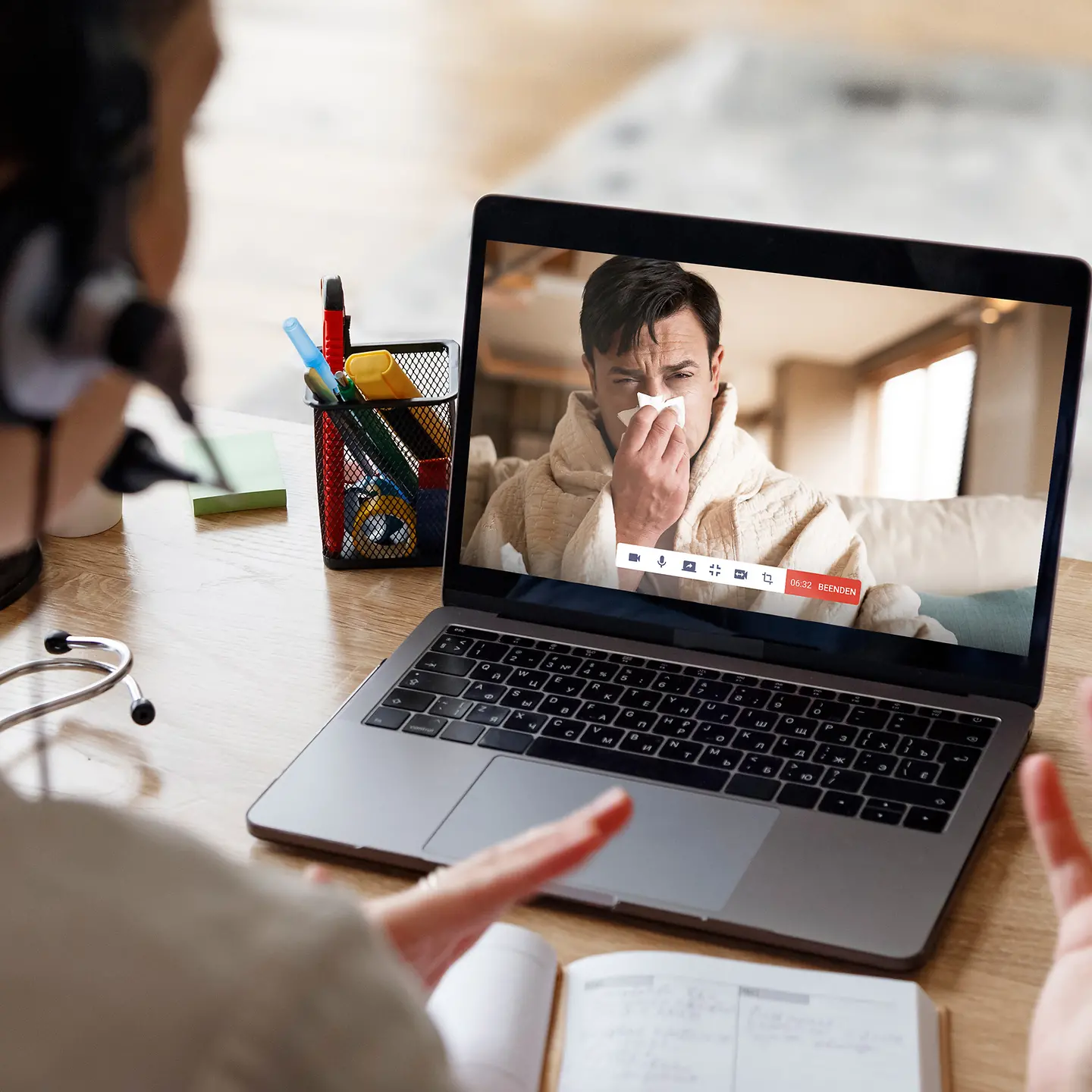 Ein Mann nutzt das Angebot Videosprechstunde und nimmt Kontakt zu einer medizinischen Expertin auf.