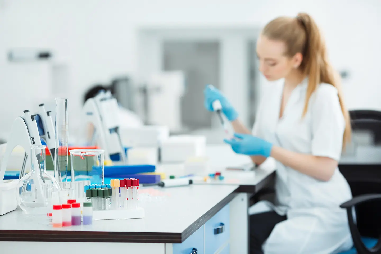 Eine Frau arbeitet in einem medizinischen Labor.