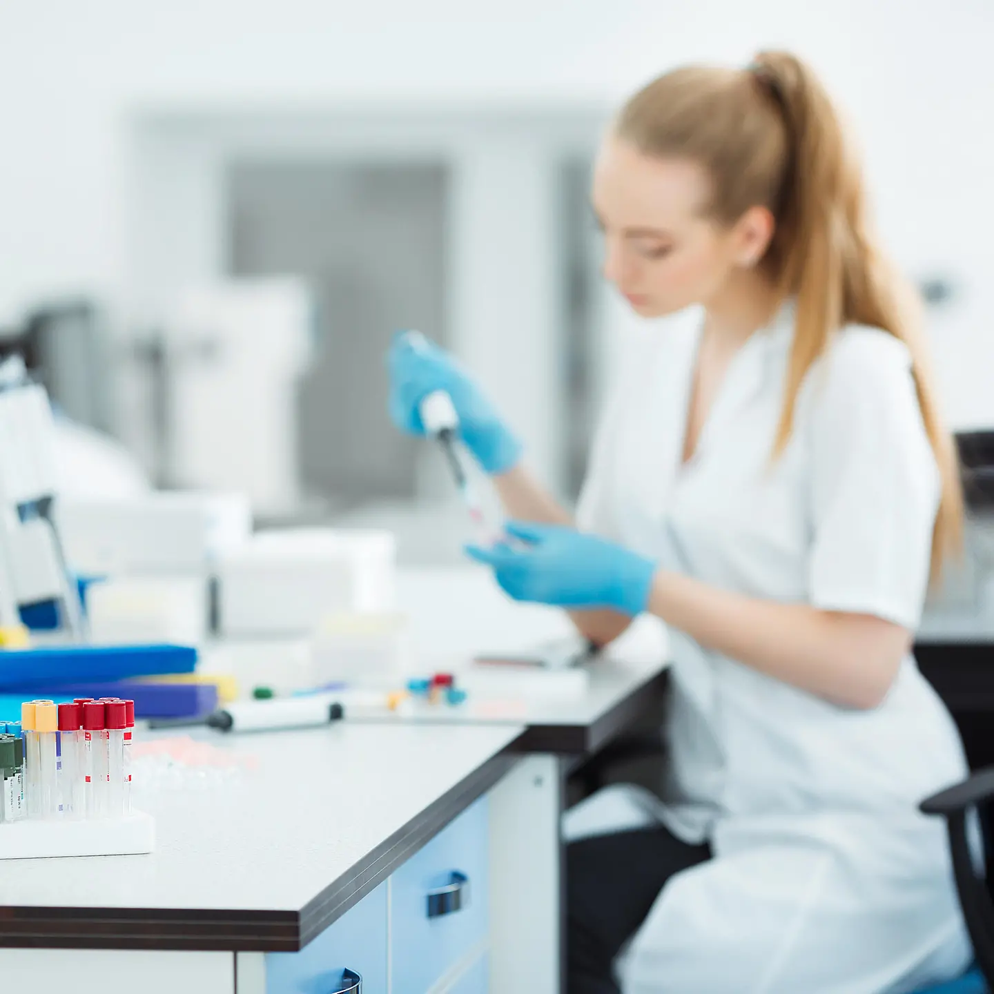 Eine Frau arbeitet in einem medizinischen Labor.