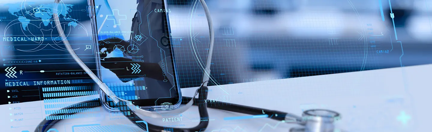 Ein Stethoskop liegt neben einem Handy, das telemedizinische Daten zeigt.