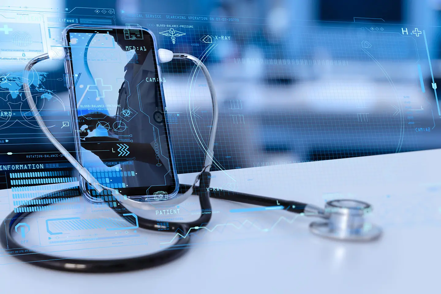 Ein Stethoskop liegt neben einem Handy, das telemedizinische Daten zeigt.
