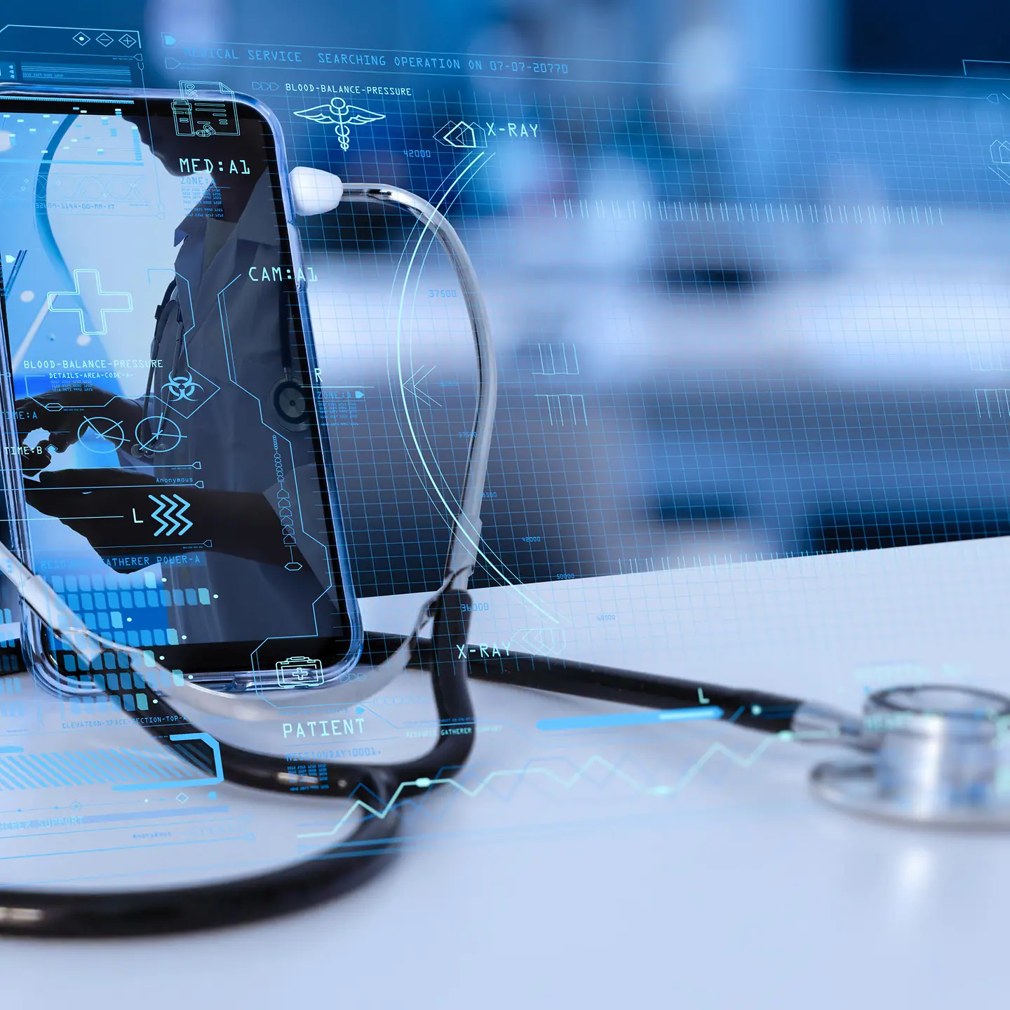 Ein Stethoskop liegt neben einem Handy, das telemedizinische Daten zeigt.