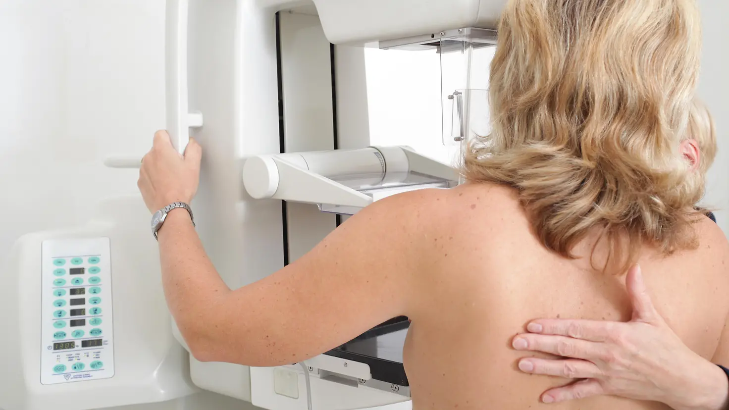 Frau beim Mammografie-Screening