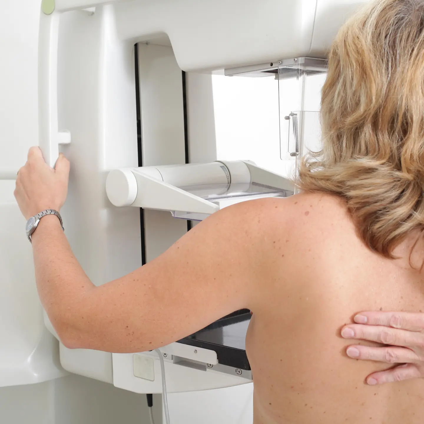 Frau beim Mammografie-Screening