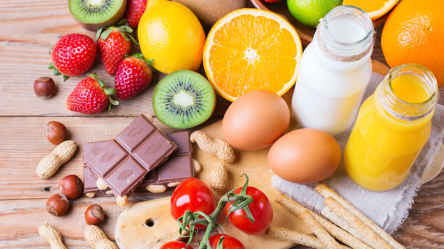 Allergieauslösende Lebensmittel, darunter Zitrusfrüchte, Erdnüsse, Mandeln, Kiwi, Milch, Tomaten, Eier
