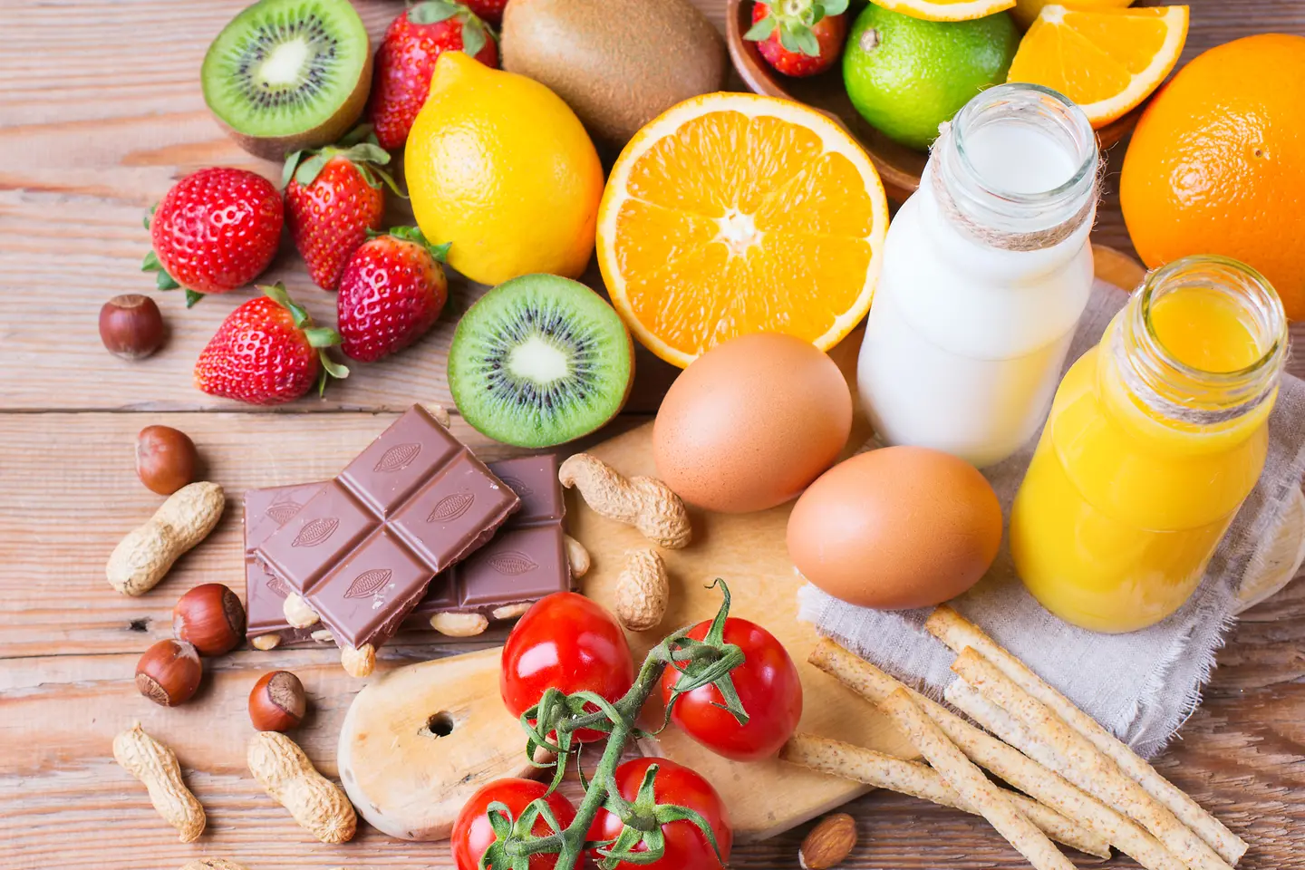 Allergieauslösende Lebensmittel, darunter Zitrusfrüchte, Erdnüsse, Mandeln, Kiwi, Milch, Tomaten, Eier