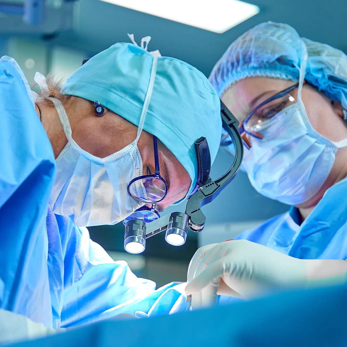 Zwei Ärztinnen bei einer Operation.