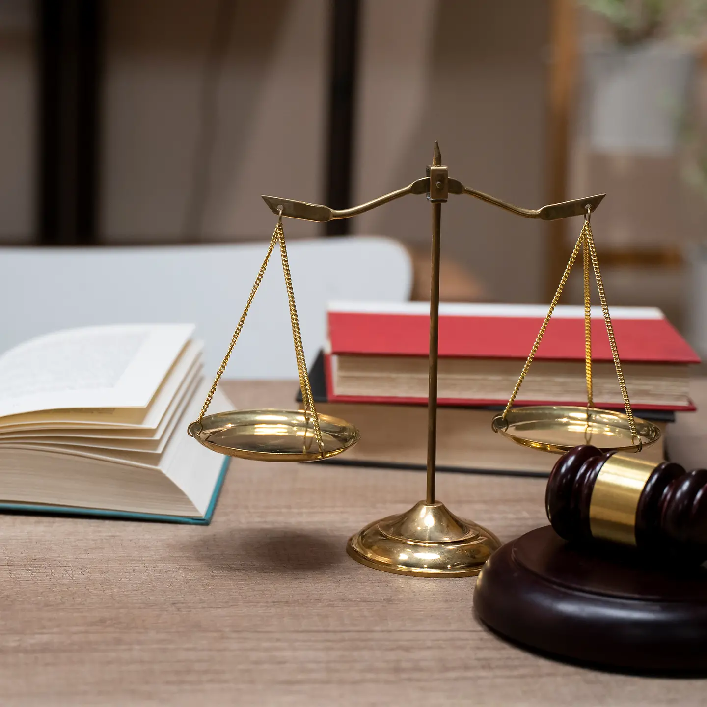 Gesetzesbücher und Symbole der Justiz