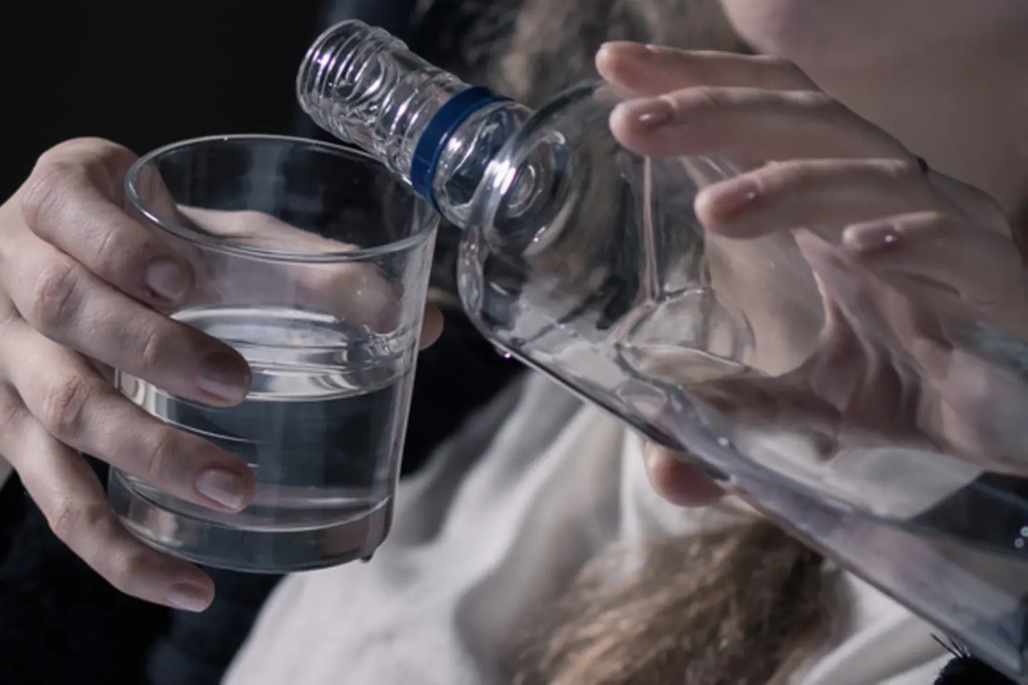 Medien_Bild_Frau trinkt Alkohol