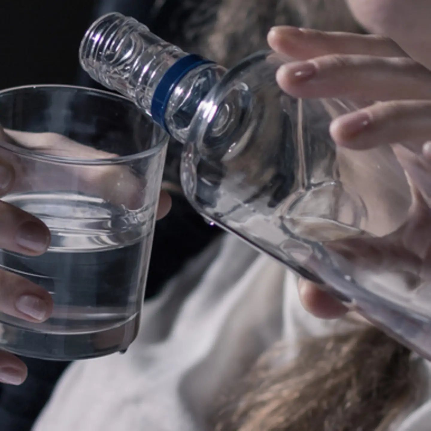 Medien_Bild_Frau trinkt Alkohol