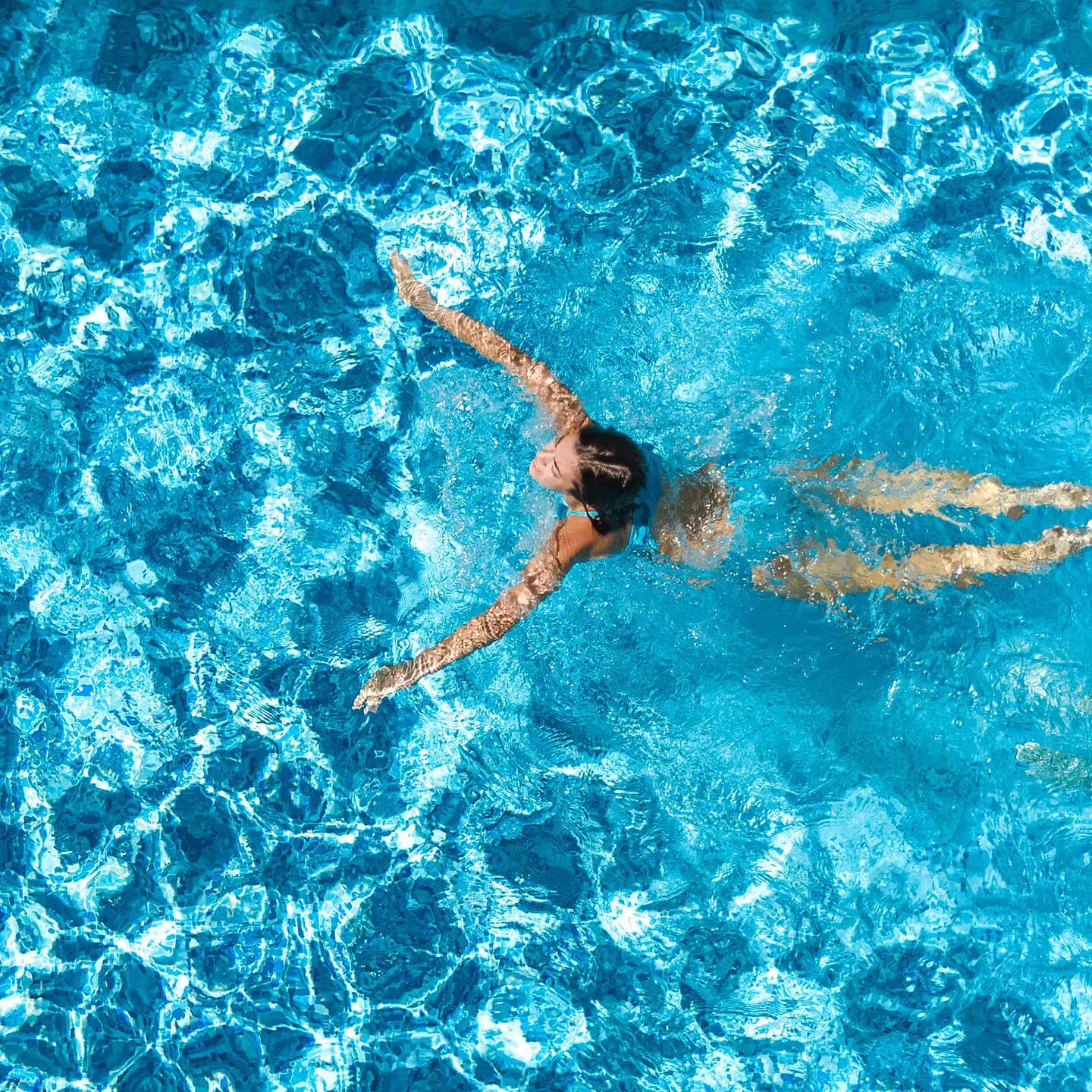 Eine Frau schwimmt in einem Schwimmbad.