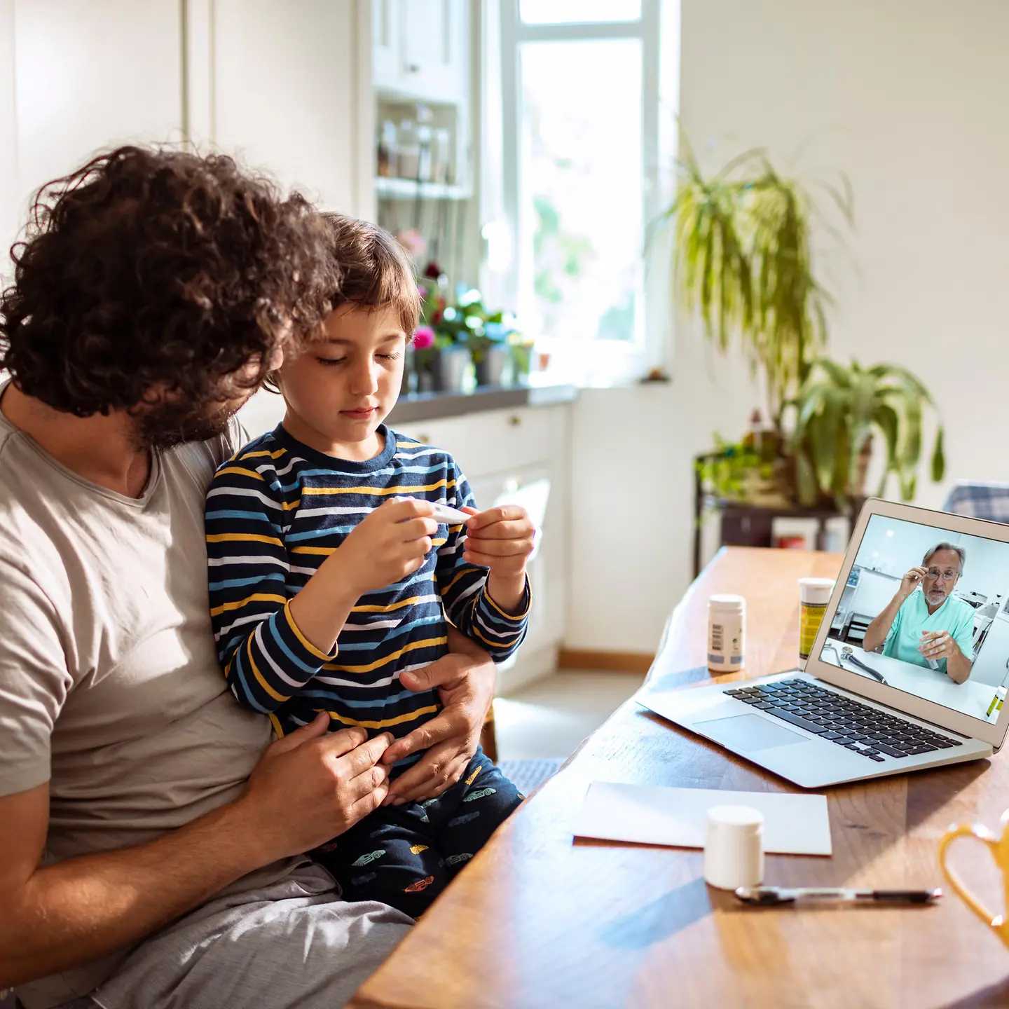 Ein Vater lässt sich im Rahmen der Familienbehandlung in der Videosprechstunde beraten.