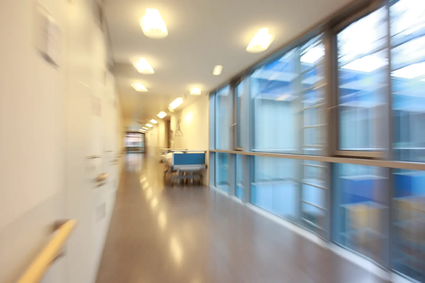 Ein verschwommener Krankenhausflur