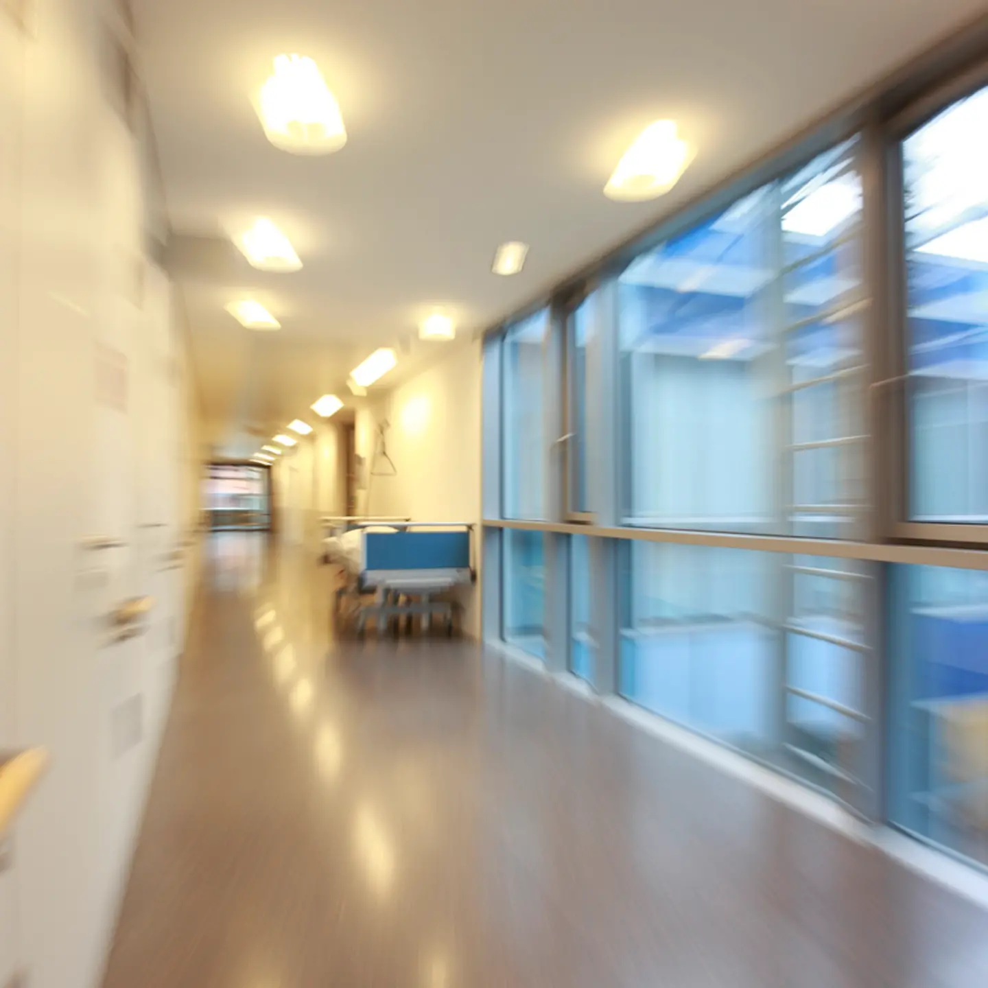 Ein verschwommener Krankenhausflur