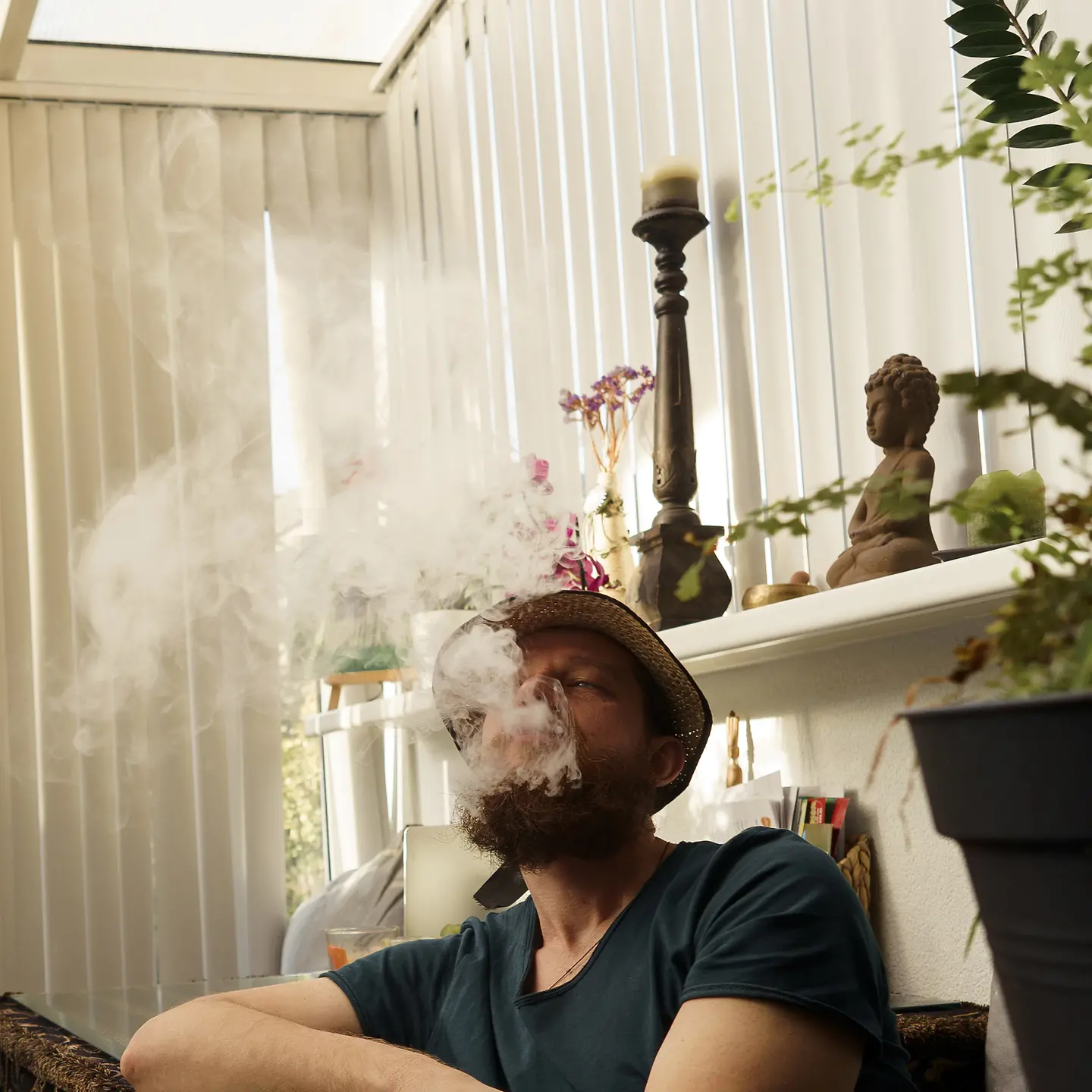 Mann konsumiert medizinisches Cannabis mit einem Vaporizer