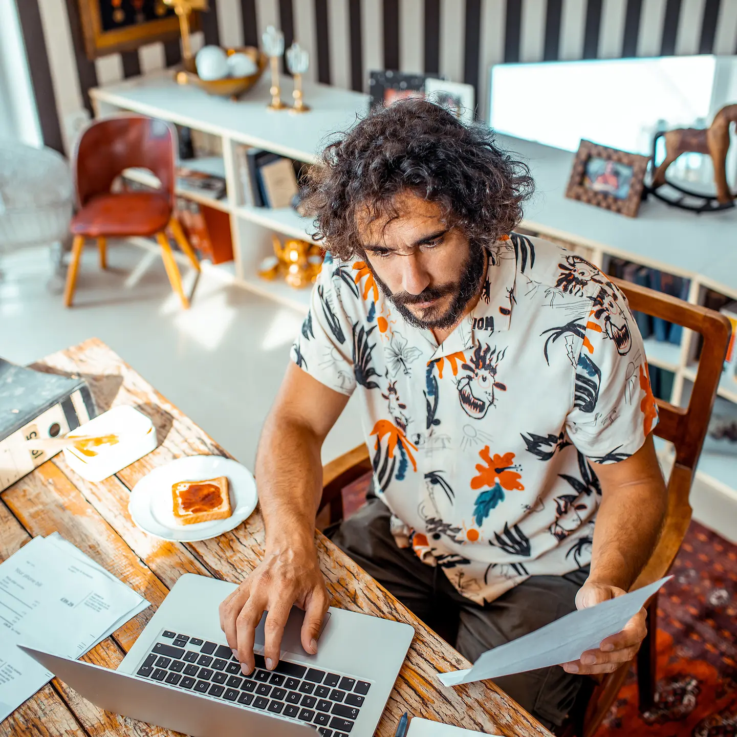 Ein Mann arbeitet als Selbstständiger an seinem Schreibtisch.