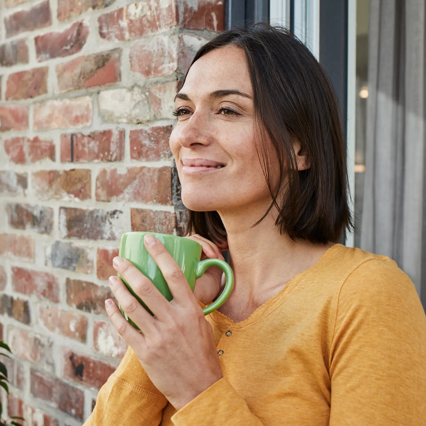 Eine Frau mit einer Teetasse in der Hand