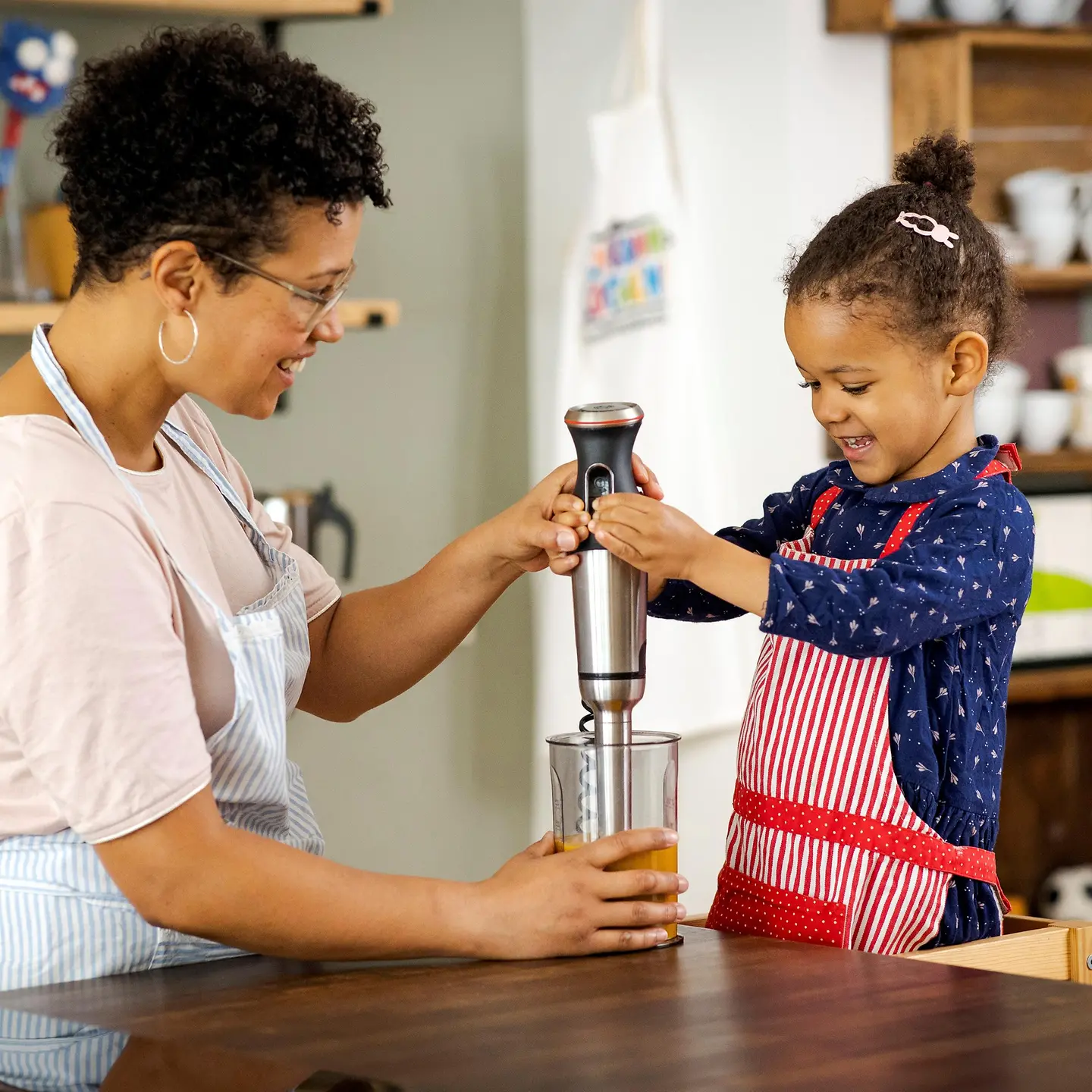 Mutter und Tochter in der Küche pürieren zusammen 