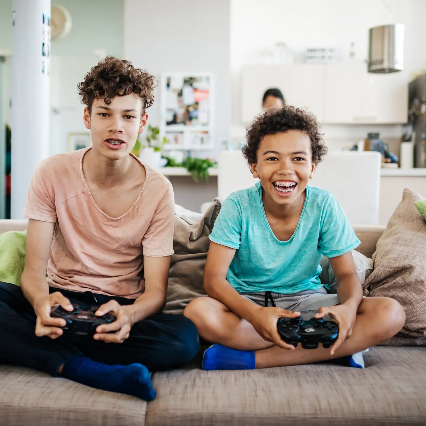 Zwei Jungen spielen gemeinsam ein Computerspiel. 