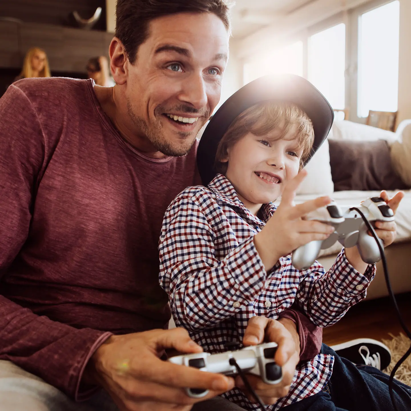 Ein Vater spielt mit seinem Sohn ein Computerspiel.