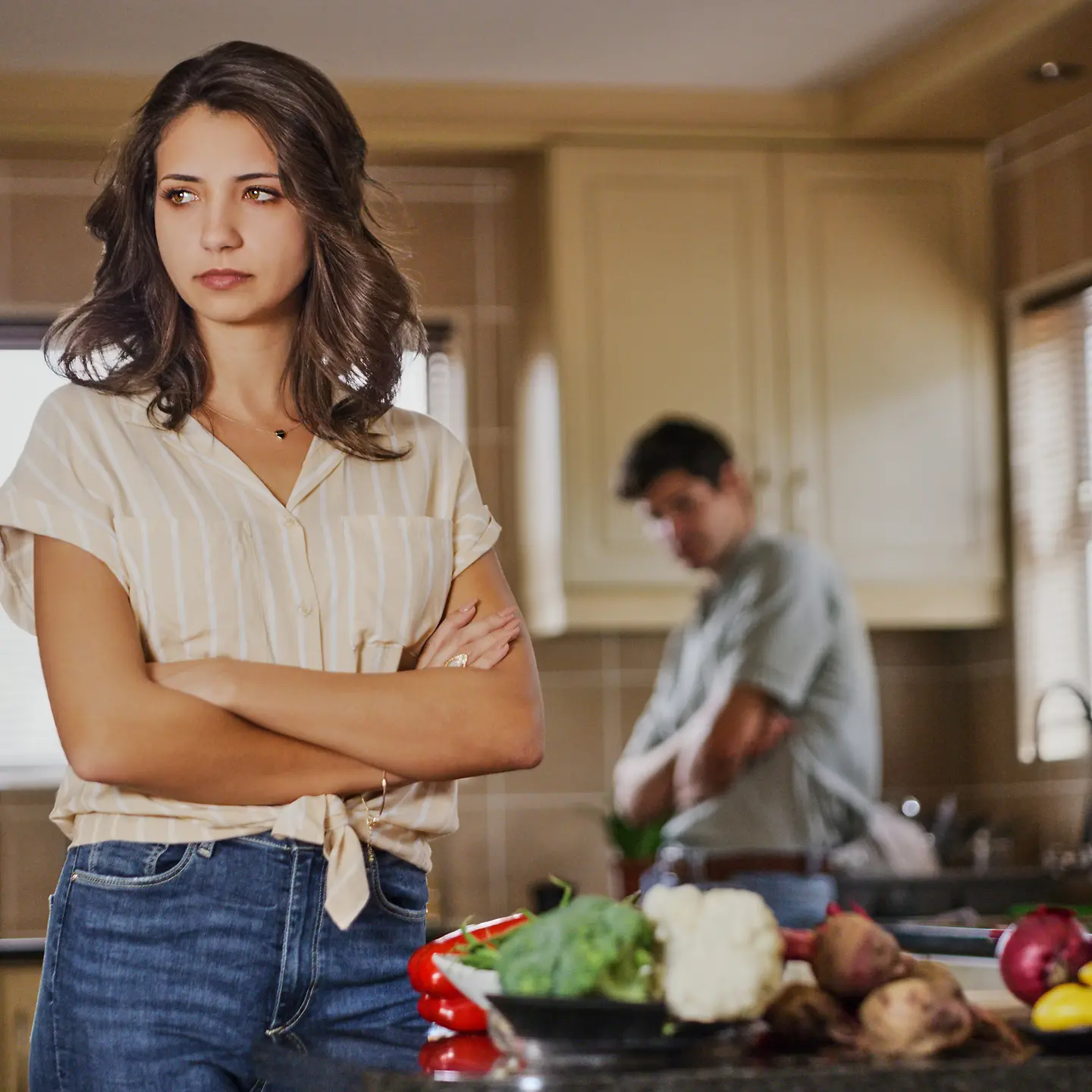 Eine junge Frau in einer Küche hat schlechte Laune