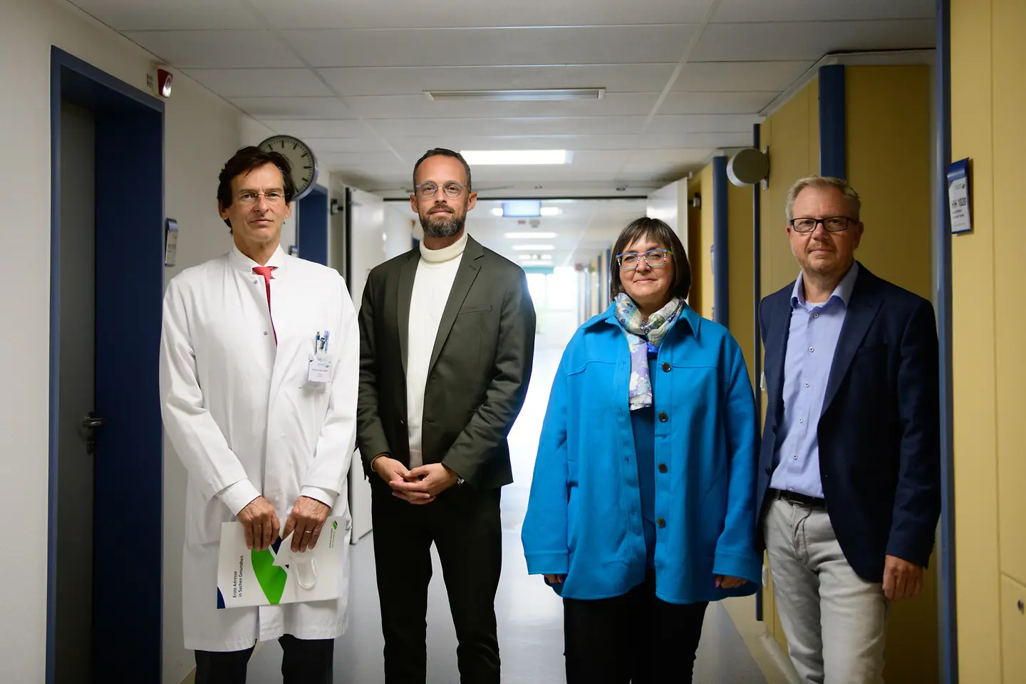Vertreter der an TOP beteiligten Kliniken im Saarland und BARMER-Landesgeschäftsführerin Kleis in einem Klinikflur