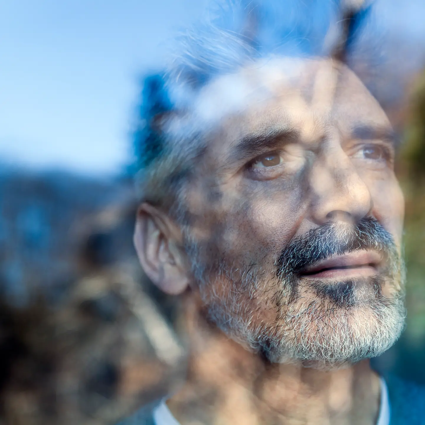 Ein Mann schaut nachdenklich aus dem Fenster