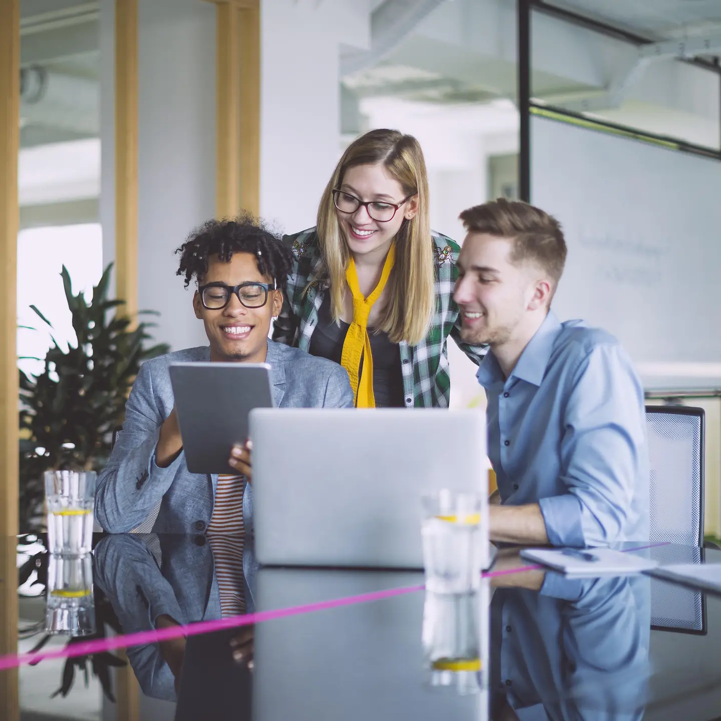 Drei junge Menschen arbeiten zusammen