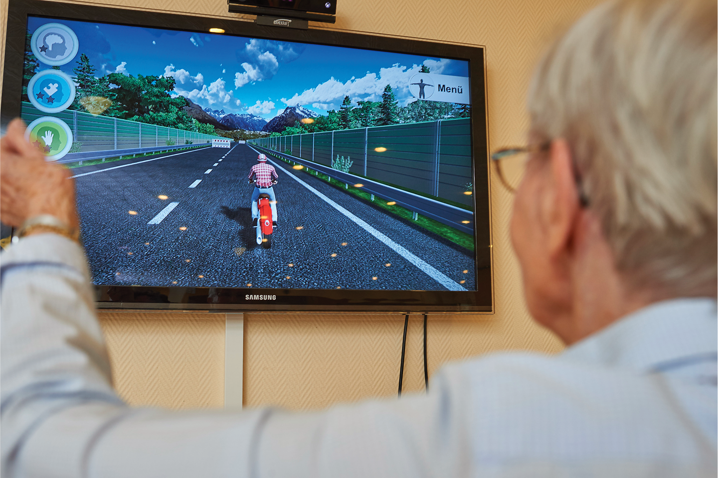 Seniorin spielt mit einer MemoreBox