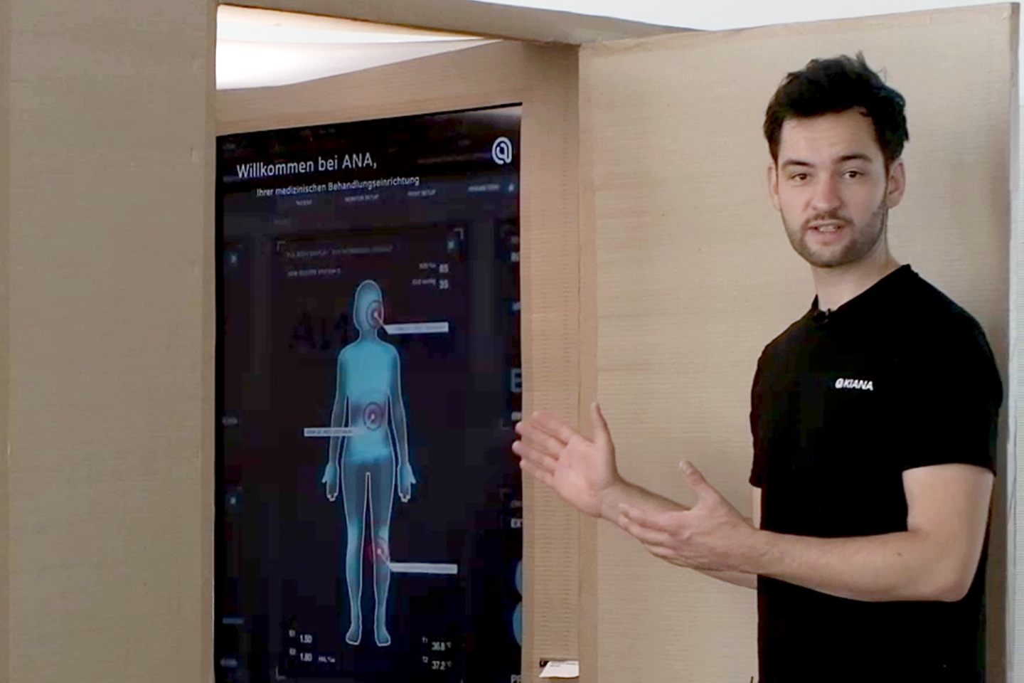 Kiana Mitarbeiter vor einer Kiana Box