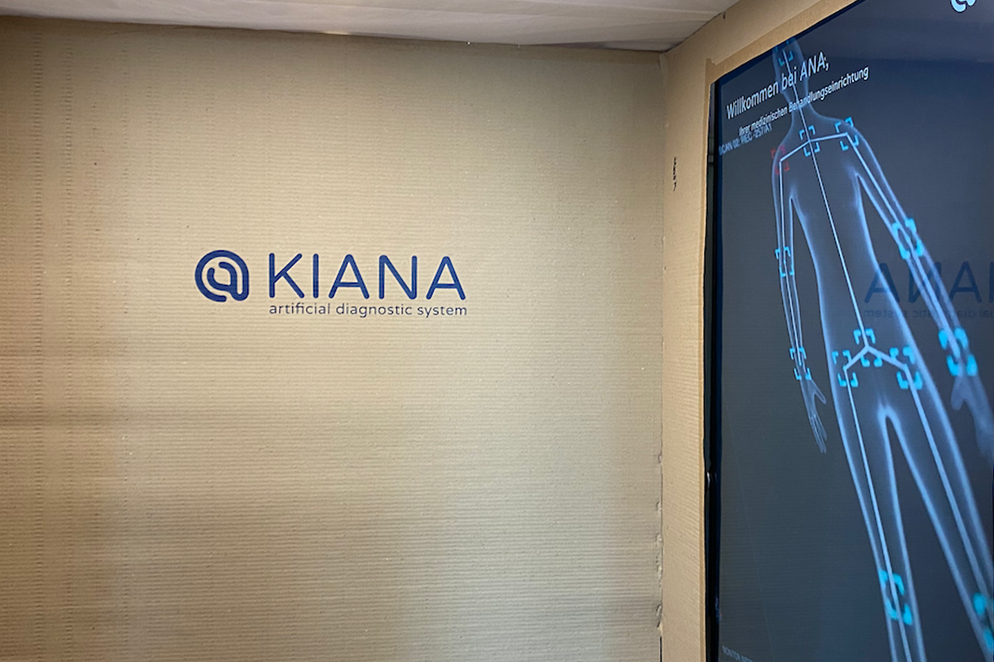 Innenraum mit Screen der Kiana Box