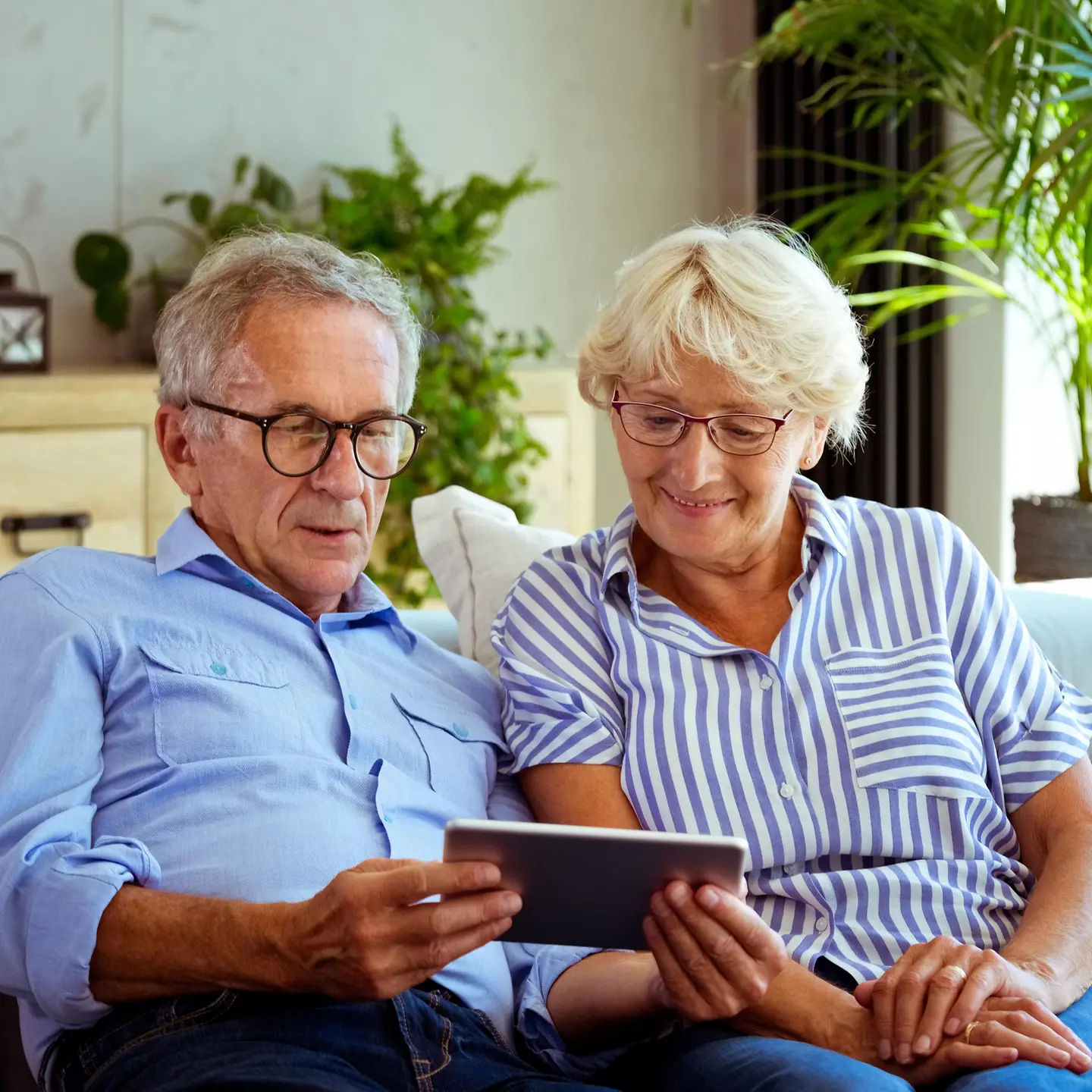 Älteres Paar schaut auf Tablet