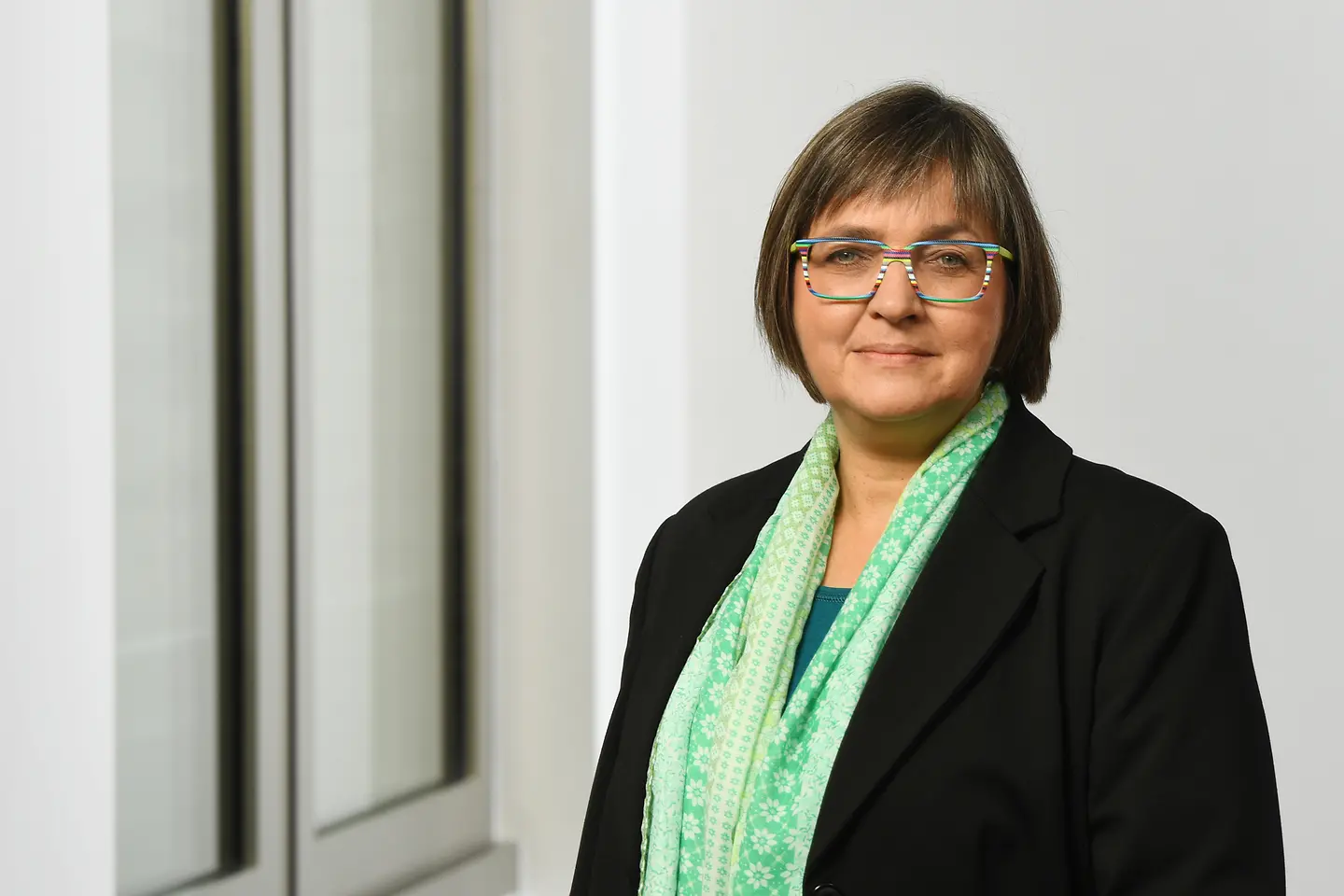 Dunja Kleis steht vor einer Wand.