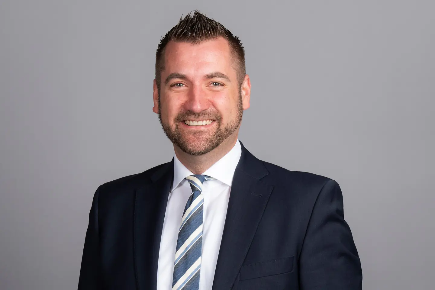 Fedor Ruhose steht vor einer Wand.