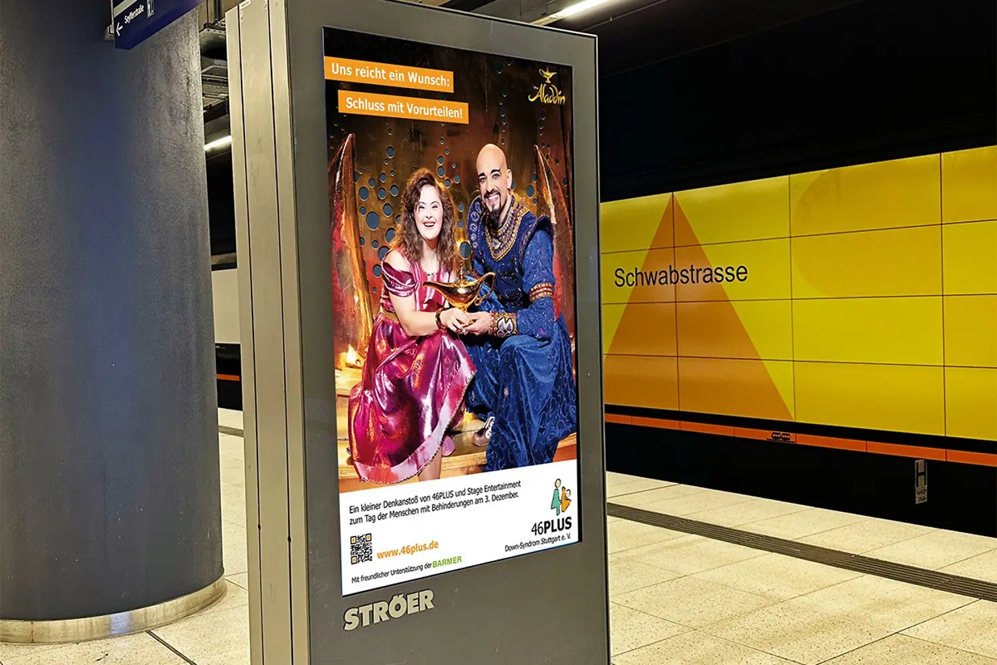 Das Plakat des Vereins 46Plus an der U-Bahn-Haltestelle Schwabstraße