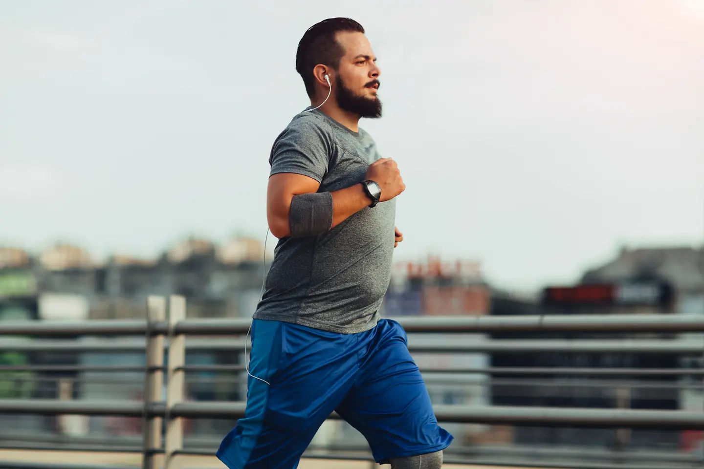 Ein Mann beim Joggen gegen das gefährliche Bauchfett