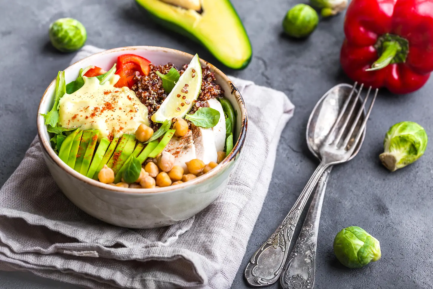 Angerichtete Low-Carb-Bowl mit Kichererbsen, Avocado, Salat, Quinoa und Mozzarella.