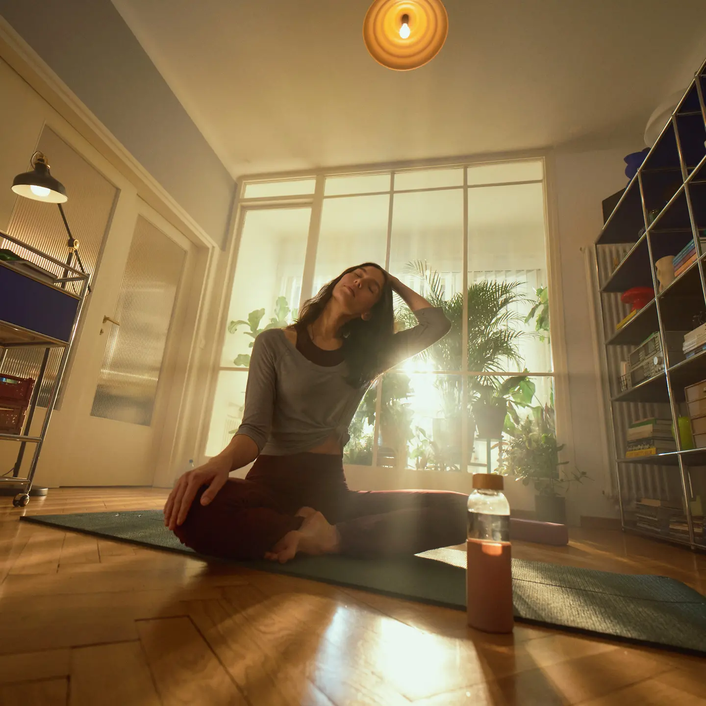 Eine junge Frau praktiziert Yoga