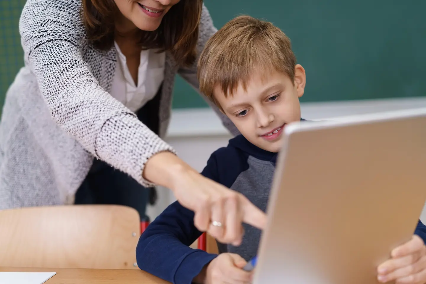 Zu sehen ist ein Junge am Laptop