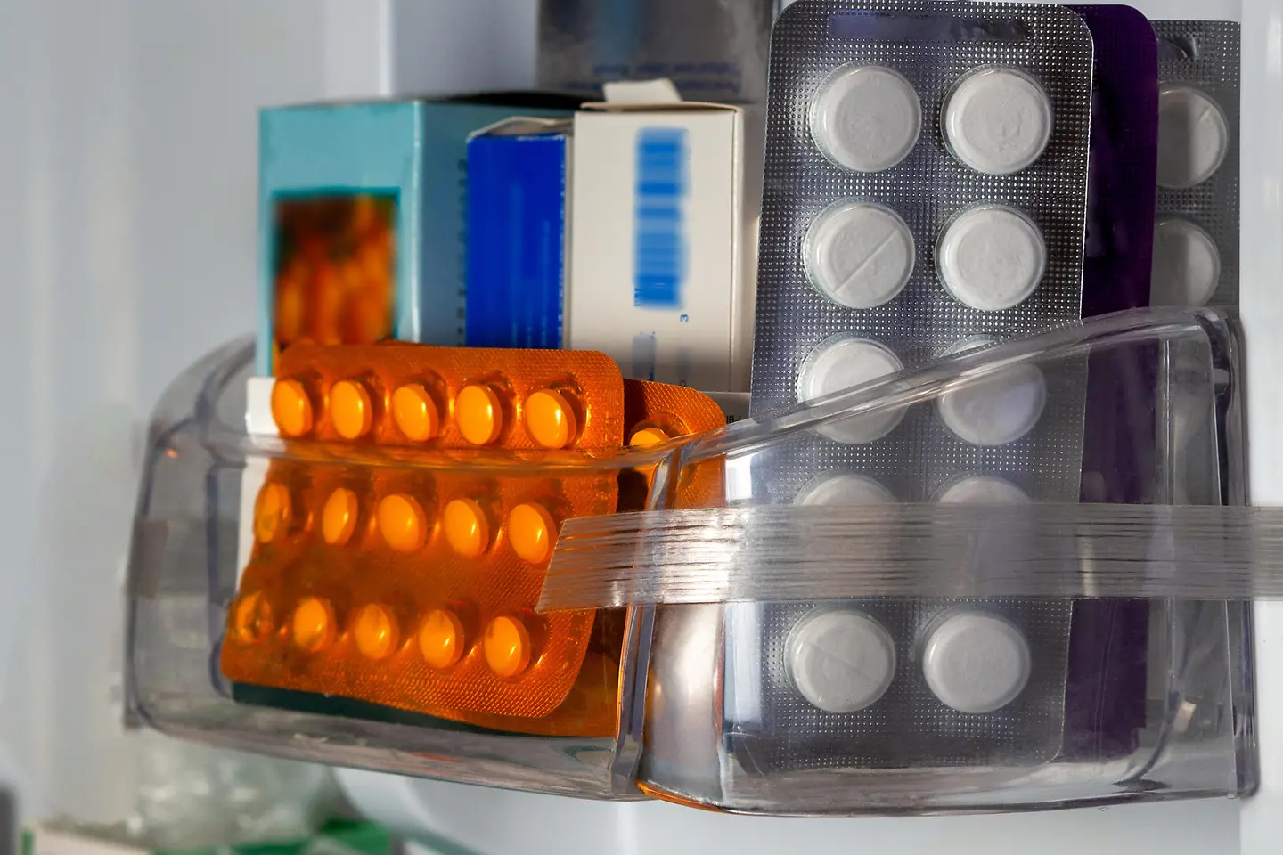 Zu sehen sind Arzneimittel im Kühlschrank 